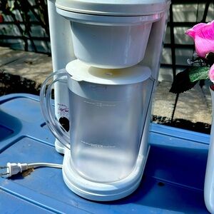 Ice tea/ice coffee maker.